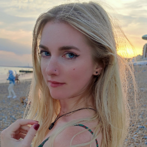 Alix R.